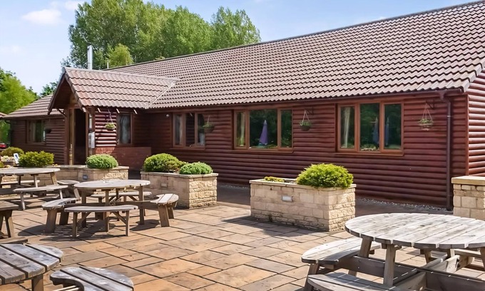 Ancaster Ski Chalet | Classic Lakeview Lodge 6