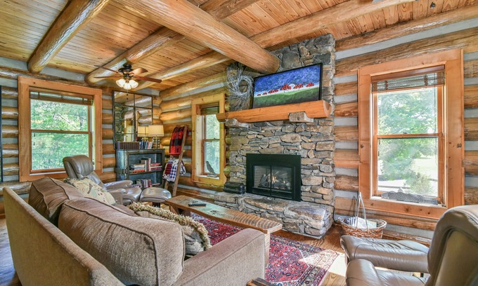 Weaverville Cabin | Classic Log Cabin 15 minutes to downtown Asheville-fire pit, pond, fireplace