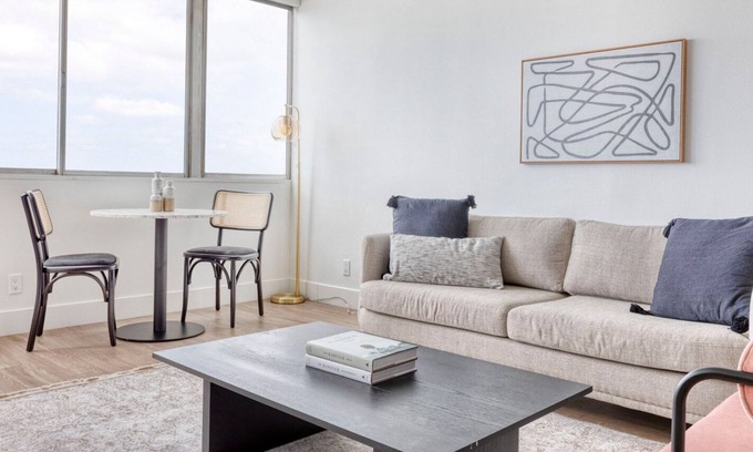Alamitos Beach Apartment | Classic Long Beach 1BR w/ BBQ, Pool & Gym, near groceries, by Blueground