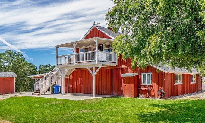 Templeton House | Classic Red Barn Loft w/Views in the Heart of Paso Wine Country & Pet Friendly!