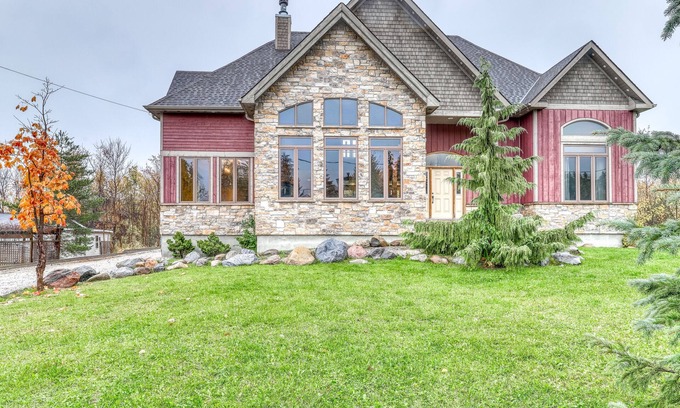 The Blue Mountains Ski Chalet | Classic ski chalet w/tiered deck, private hot tub, fireplace - close to skiing