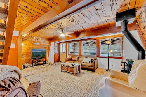 Serene Lakes House | Classic Tahoe Charm 3 Ski Resorts Within 5 Miles