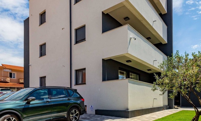 Crno Apartment | Classic Three Bedroom Apartment with Balcony