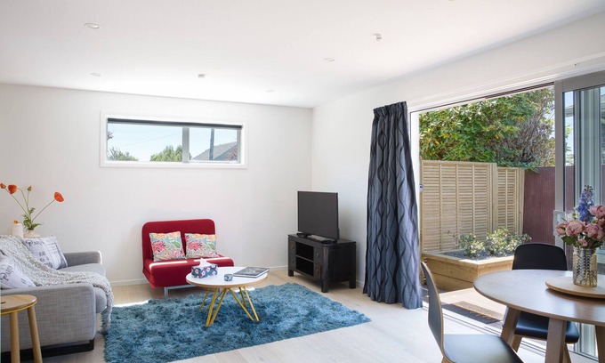 Bishopdale House | Classy Modern Unit. Walk to shops, bars & cafes. Pet-Friendly! Bus at gate.
