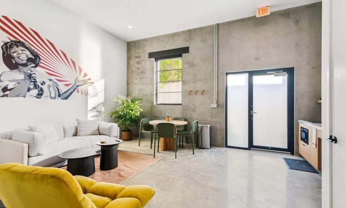South 7th Ward Bed & Breakfast | Claudia Hotel - Unit 4 Sense of Calm and Relaxation, Walking Distance