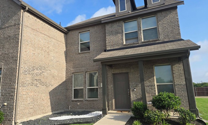 Crowley House | Clean and Peaceful Enjoyable house with AC in charming Crowley, DFW Tx