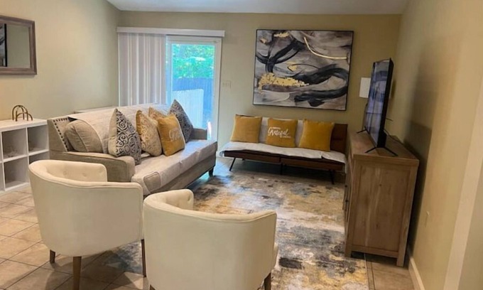 Valdosta Apartment | Clean & Comfy 3 BR 2 Bath Townhouse 4 Queen beds