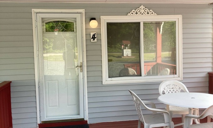 Ellsworth Apartment | Clean & Cozy 1BR Apt#4 w/Full Kitchen & Private Bath