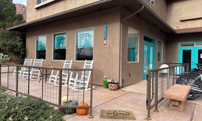 Zion National Park South Entrance Apartment | Clean, Spacious 2 BDRM, in the heart of Springdale! Sleeps 4-6. Shuttle stop#5
