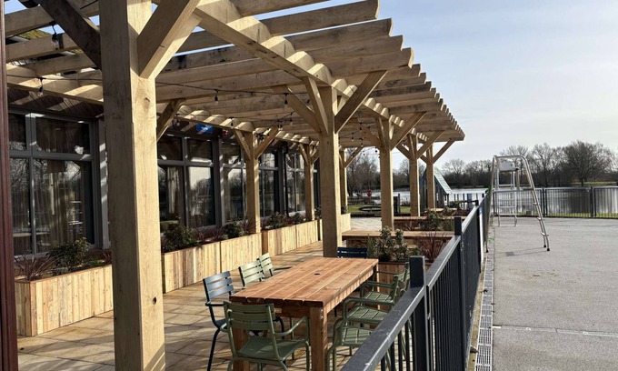 South Cerney House | Clearwater, uninterrupted views of Kingfisher Lake