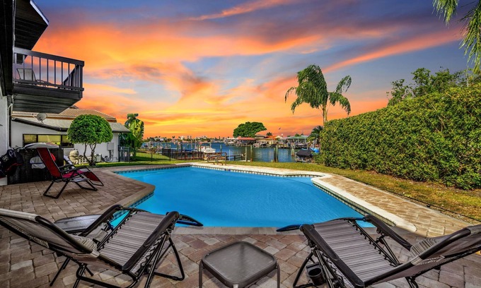 Island Estate House | Clearwater Beach! Waterfront Modern Villa 4BD/2openLoft/4BT Pool/Boat Deck. 14p