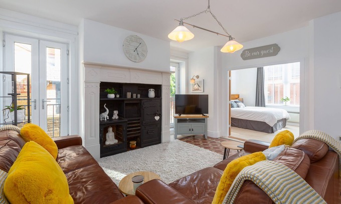 Lytham St. Anne's Apartment | Clifton Drive Beach Retreat - Dog Friendly - Beach Access - Sleeps 4