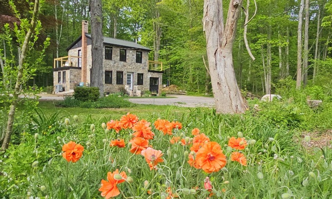 Clinton Cottage | Clinton's Hidden Secret Renovated 2-bedroom Stonehouse with WiFi, AC and more