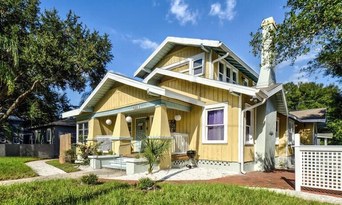 Crescent Lake House | Close 2 North shore DT, art, events + more! w/2Bikes