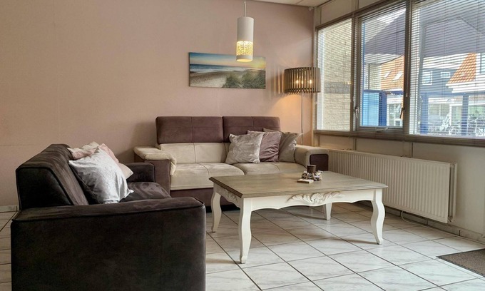 Petten House | Close to beach, spacious city centre flat, 2 bedrooms, WiFi, washing machine