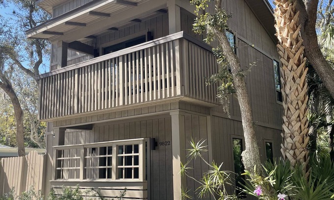 Seminole Cottage | Close to Beaches, quiet and private new guest house - full kitchen, deck & patio