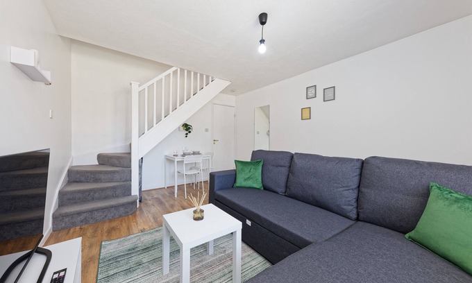 Greenhithe House | Close to Bluewater & Lakeside! Comfy, peaceful home in Kent w/Garden & Parking