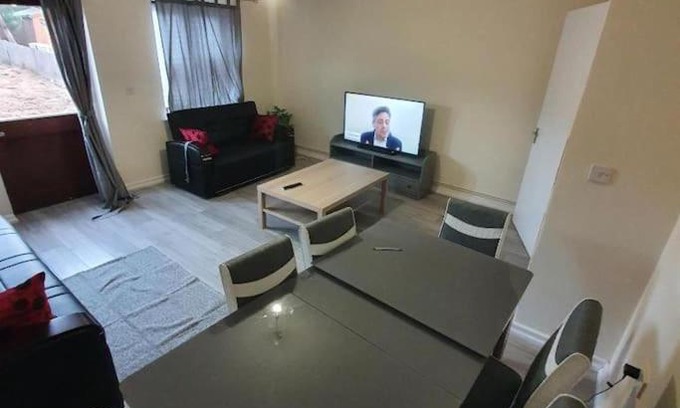 Evelyn House | Close To Central London 4 Bedroom House 7 beds Free Car Parking