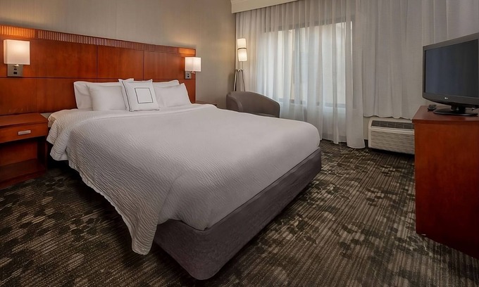 Newark Hotel | Close to Downtown Wilmington and the University of Delaware! FREE Parking, Pool!