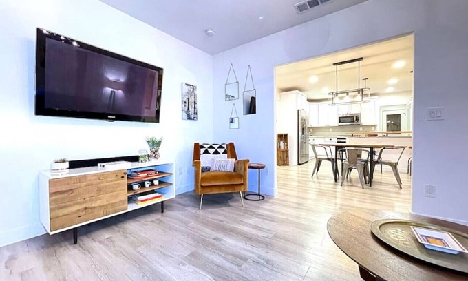 Central Sacramento House | *Close to Hospitals*Secure Yard*Midtown*Driveway Parking*