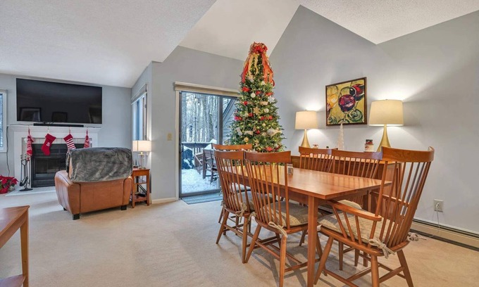 West Hartford Condo | Close to Lake & Golf & Pool | Newton Village 2C