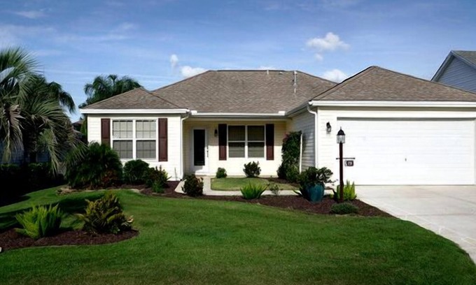 Sabal Chase House | CLOSE TO LAKE SUMTER SQUARE! Sm Dog Friendly, GAS GOLF CART & BBQ Included!