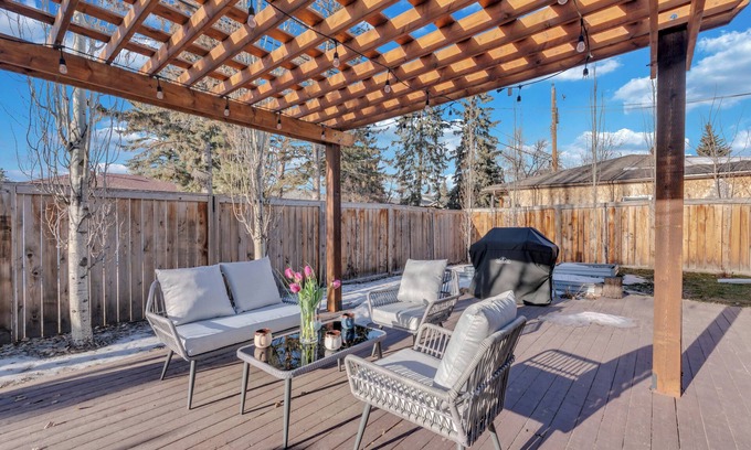 Southwest Calgary House | Close to Stampede> 8 adults+children> 2 Living Rooms> 4 BDR> Backyard> Park Free