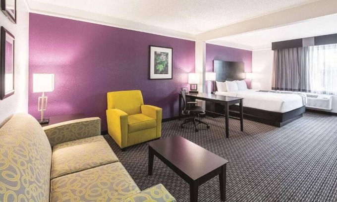Arsenal House | Close to The Alamo and Wax Museum! 4 Spacious Units, FREE Parking, Pool!