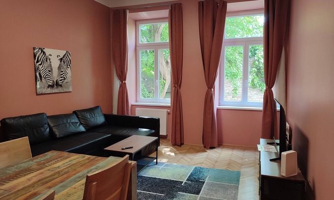 Funfhaus Apartment | Close to the subway & quiet inner courtyard