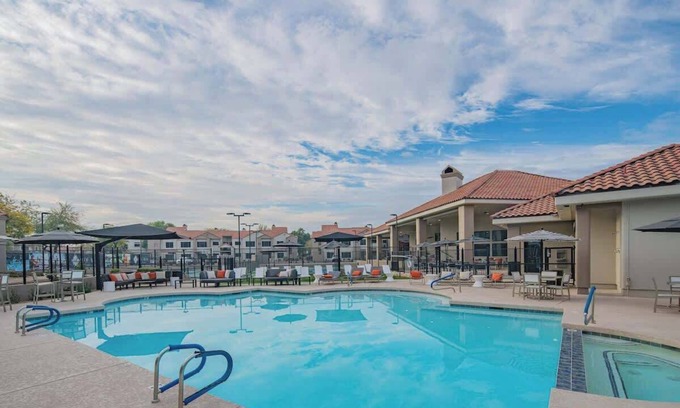 North Scottsdale Apartment | Close To TPC |Balcony,Pool,Pickleball,Parking W/D