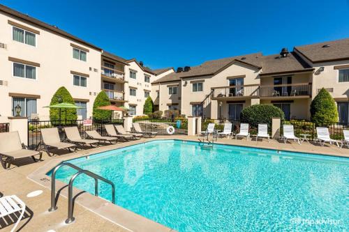 Merry Oaks Hotel | Club Hotel Nashville Inn & Suites