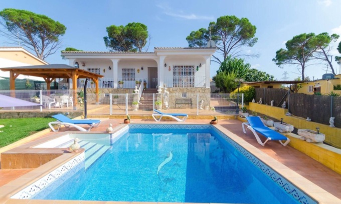 Sils Villa | Club Villamar - Sunny villa with nice garden, fenced swimming pool and barbecue