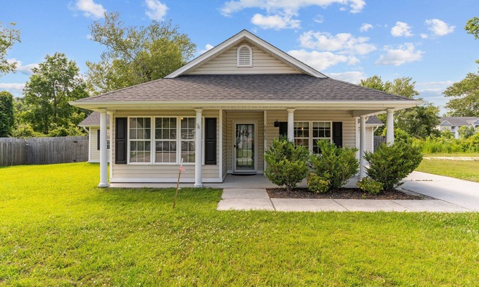 Kings Grant House | Coast Away Cottage. 1-story home - NO PET FEES! 10 minutes from the Beach!