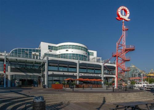 Lower Lonsdale Hotel | Coast Lonsdale Quay Hotel