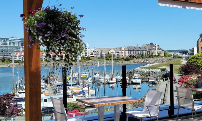 Inner Harbour Hotel | Coast Victoria Hotel & Marina by APA