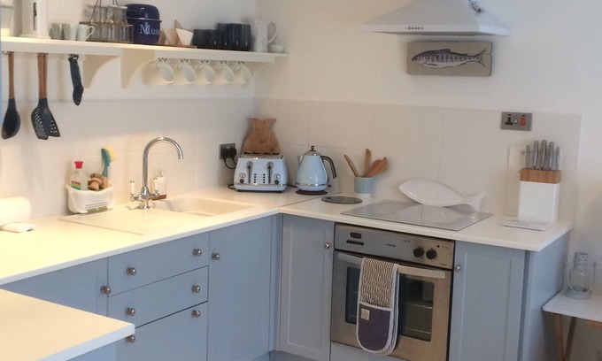 St Monans Apartment | Coastal 1 bedroom cottage with sea views- The Shore