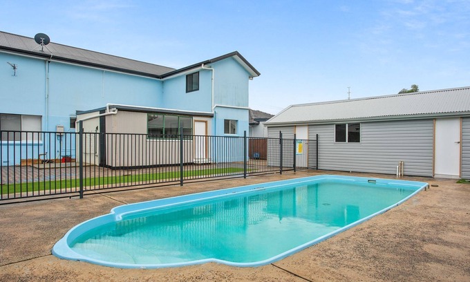 Windang House | Coastal Blue is a large 5 bedroom holiday home on the NSW South Coast located in Windang.