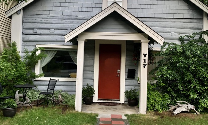 Downtown Anchorage Cabin | Coastal Cabin - Downtown Historical Log Home