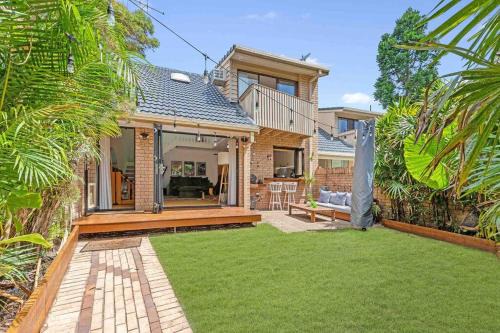 Burleigh Waters House | Coastal Comfort in Burleigh Heads Parking and WIFI