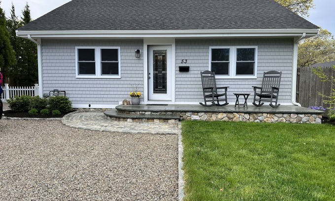 Teaticket House | Coastal Cottage, steps from Great Pond and boat launch