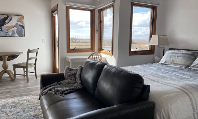 Del Mar Heights Apartment | Coastal Del Mar studio with fabulous views - 10 min walk to the beach!