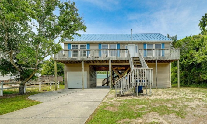 Emerald Isle House | Coastal Emerald Isle Retreat with Deck and Grill!