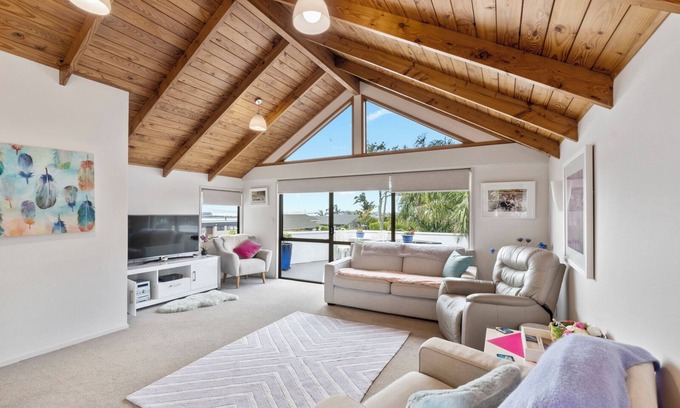 Half Moon Bay House | Coastal Family Getaway with Pool | Wi-Fi & Netflix