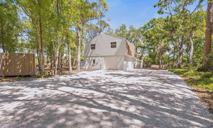 The Meadows Apartment | Coastal Hideaway: 2/1 guest house close to UTC!