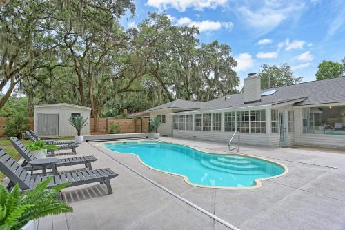Savannah House | Coastal Pool Retreat Near Beach Downtown & Fun