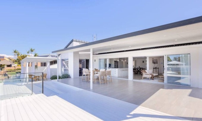 Runaway Bay House | Coastal Vibe Waterfront Villa Close to Surfers
