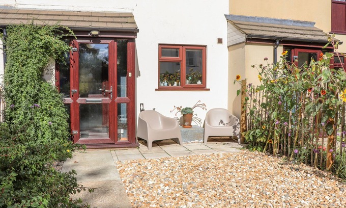 Rye Harbour House | COASTGUARD COTTAGE, pet friendly, with a garden in Rye Harbour