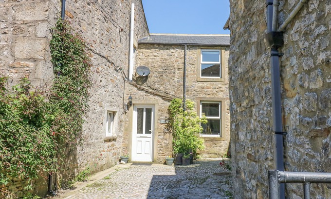 Starbotton Cottage | COATES LANE FARM COTTAGE, pet friendly, with open fire in Starbotton