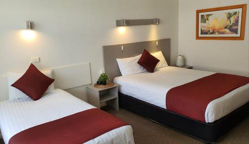 Hay Hotel | Cobb Inlander Motel