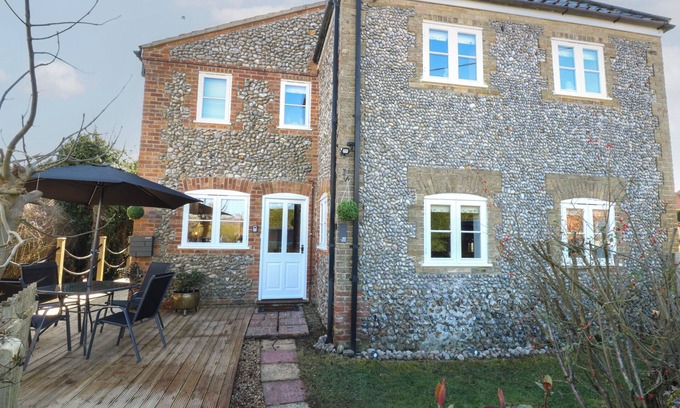 Great Ryburgh Cottage | COBBLE COTTAGE, pet friendly, with open fire in Great Ryburgh